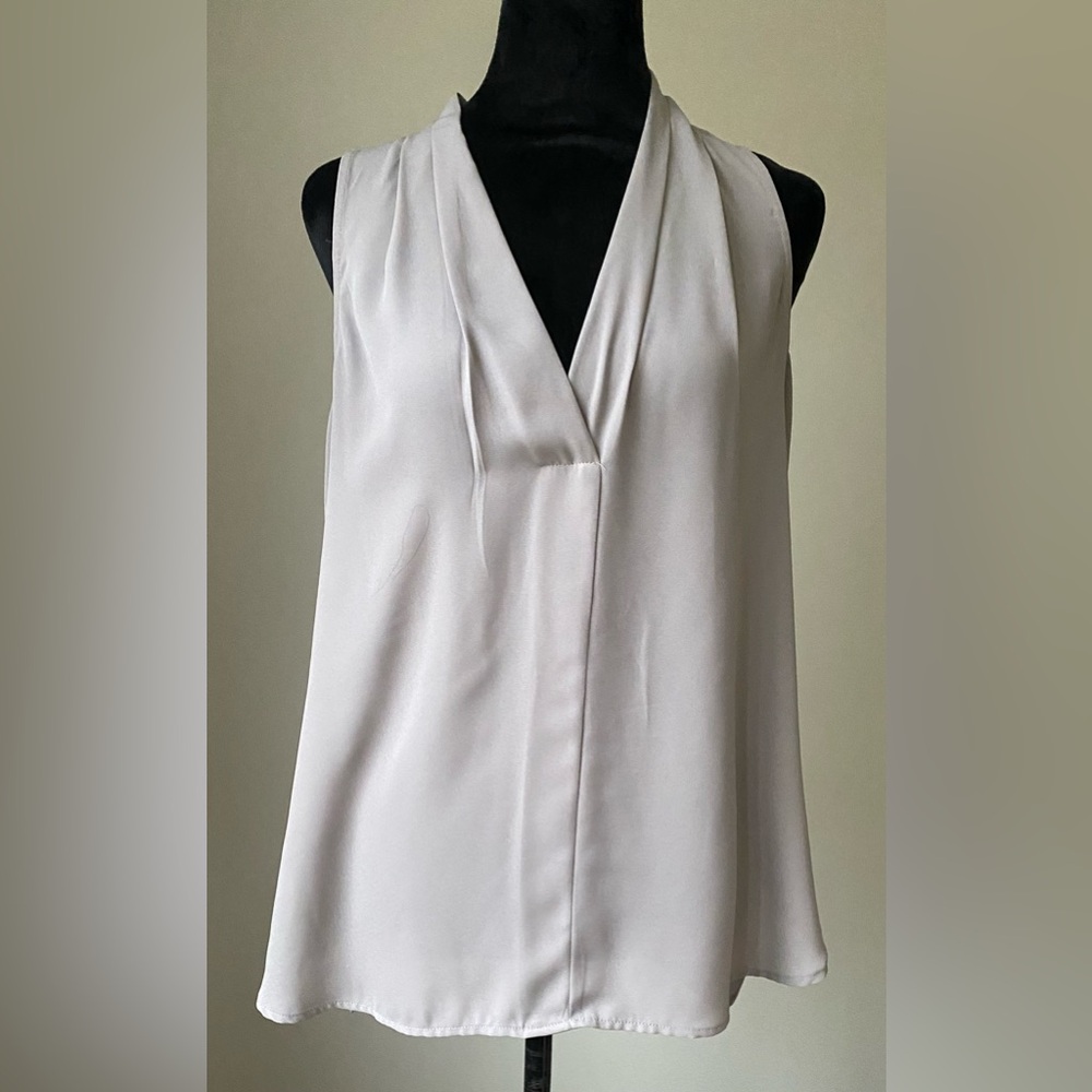 Vince Camuto Grey V Neck Sleeveless Hi/Low Top